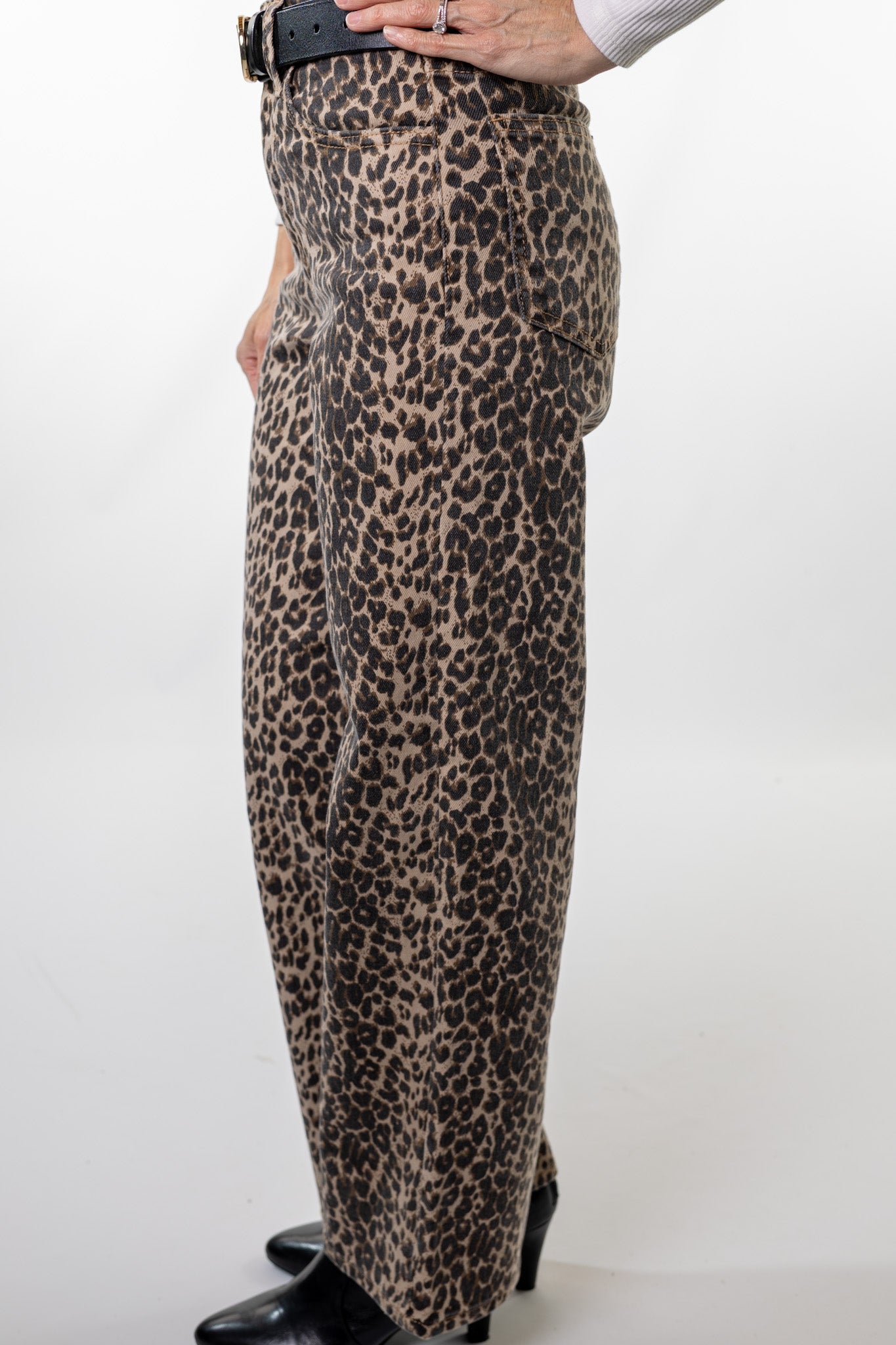 leopard jeans, animal print pants, boutique outfit, casual chic style