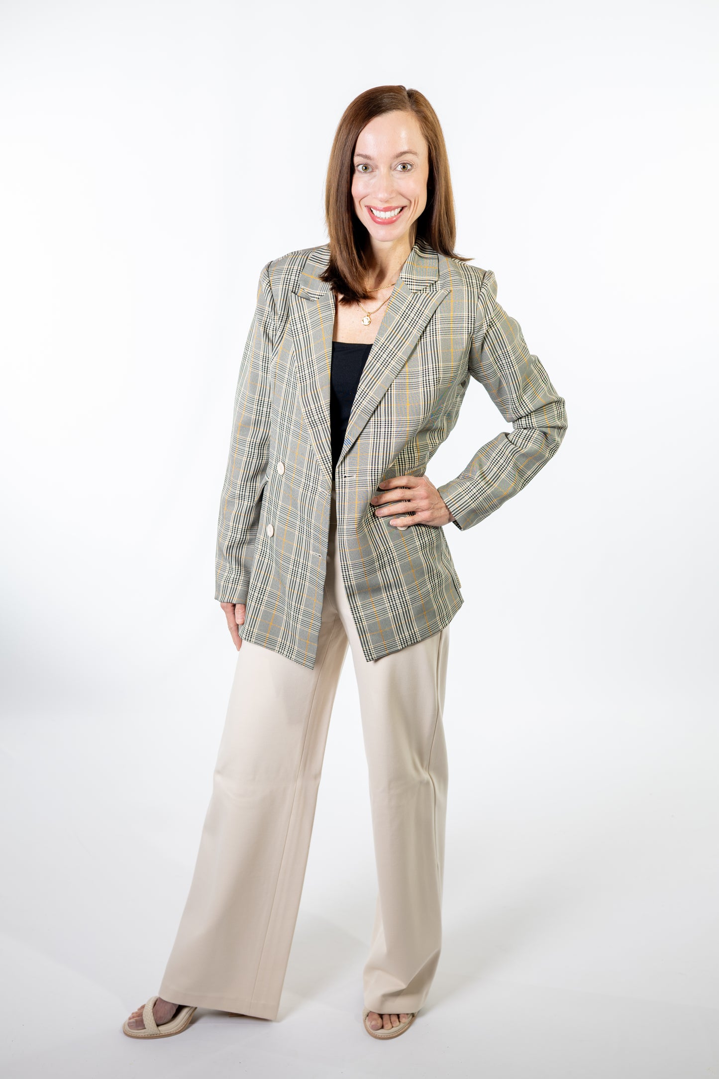 woman wearning spring gray brown yellow blazer with cream pants