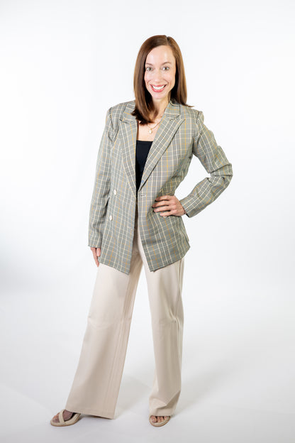 woman wearning spring gray brown yellow blazer with cream pants